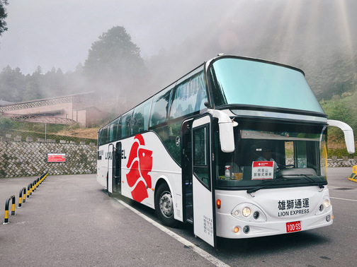 2026全新去阿里山旅遊的交通方式【阿里山接駁巴士】，會等人的新形態郵輪式交通，不開車也能暢玩阿里山！